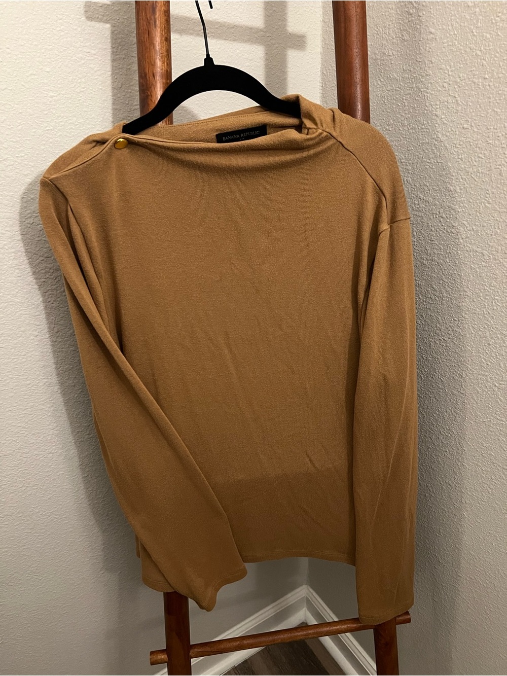 Banana Republic Men's Tan Crewneck Sweater with Shoulder Button